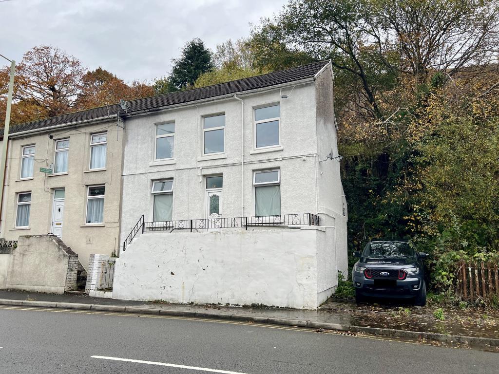 Lot: 112 - END-TERRACE PROPERTY REQUIRING COMPLETION OF WORKS - General view of front of property